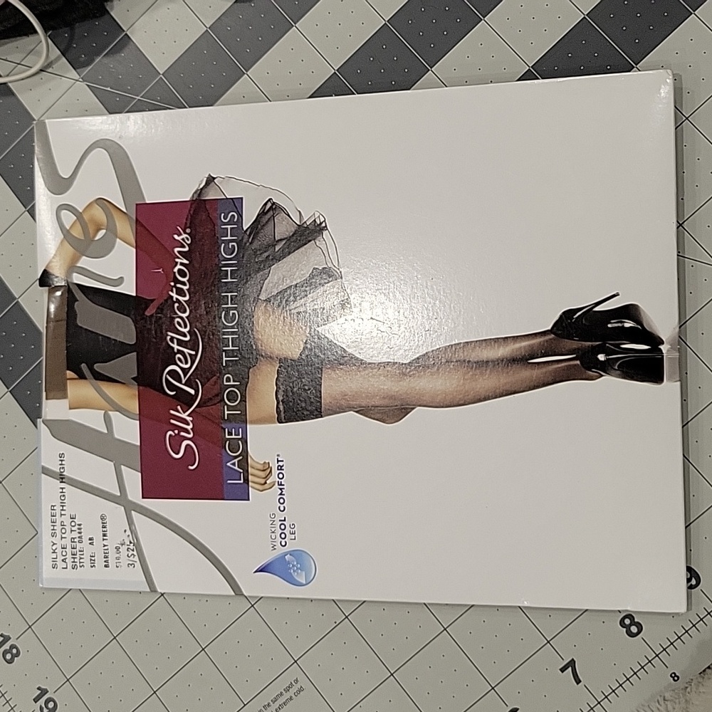 NIP Hanes lace top thigh highs size AB milk chocolate tone.